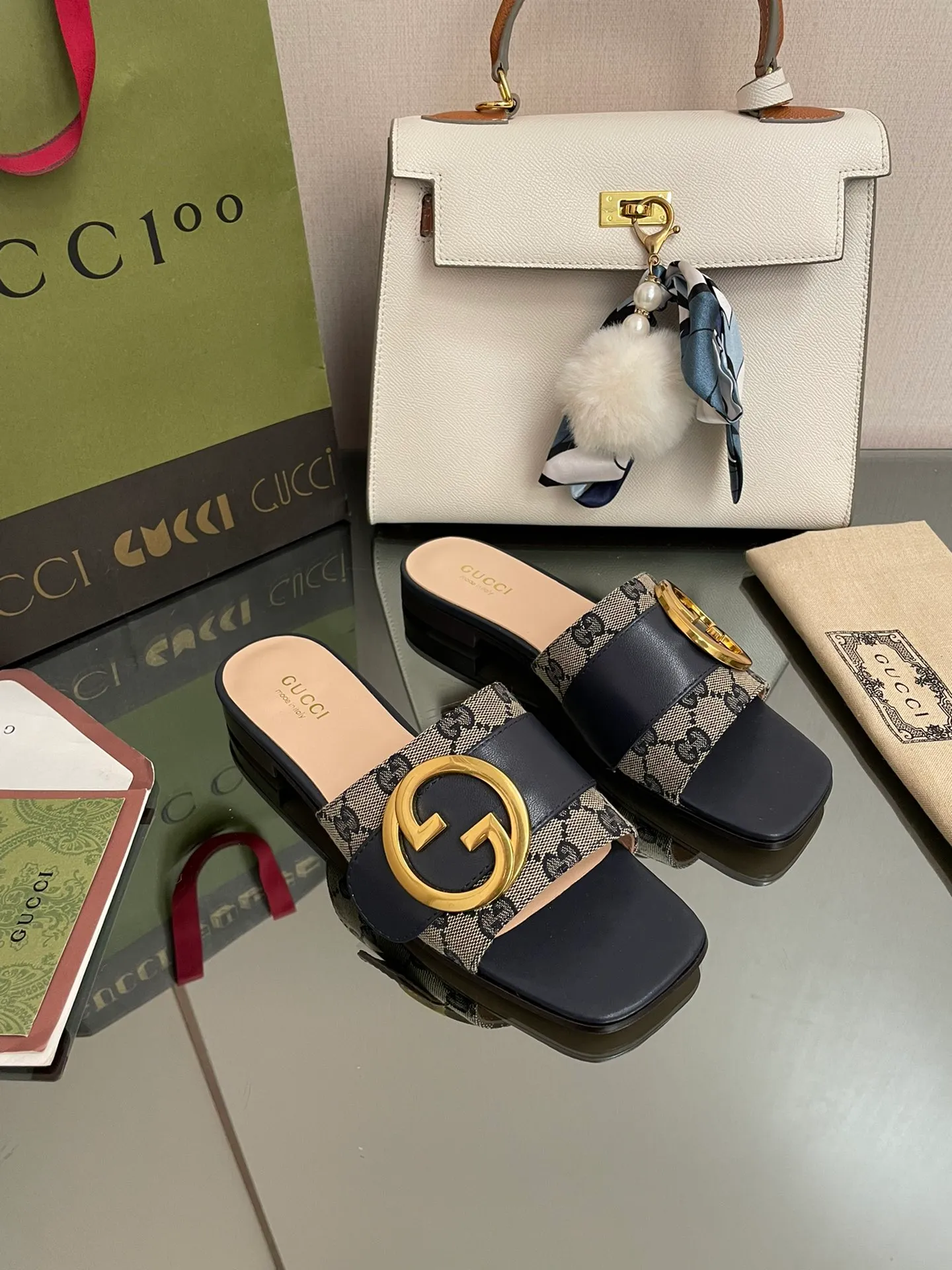 👟👟Ex-factory price 440👟👟 GuCCl high-end boutique 2024 round interlocking double GG new sandals, original and original quality! Every detail has been carefully crafted and can be compared with ZG, the quality is the same!  Fabric: Original customized waxed leather Hardware: Dongguan Dachang mold-opening hardware round interlocking double G buckle Lining/foot pads: High-end custom sheepskin lining Heel height: 1.0CM Outsole: Italian genuine leather sole Size: 35-41 (40 41 customized, non-returnable) Original high-end packaging!  The GucCi Blondie series made its debut in Los Angeles during the "Gucci March of Love" series of fashion shows, showing its outstanding charm on the star-studded Hollywood Walk of Fame. The new series echoes the style shown in the recent series, blending retro aesthetics and modern fashion to integrate different eras! The monogram pattern of the brand founder comes from the archive design of the 1970s, vividly interpreting this mid-heeled shoe💋👏 ●Circular interlocking Double G details. Flat heel ●1.0 cm heel height ●Italian creation Green full set of high-end original packaging